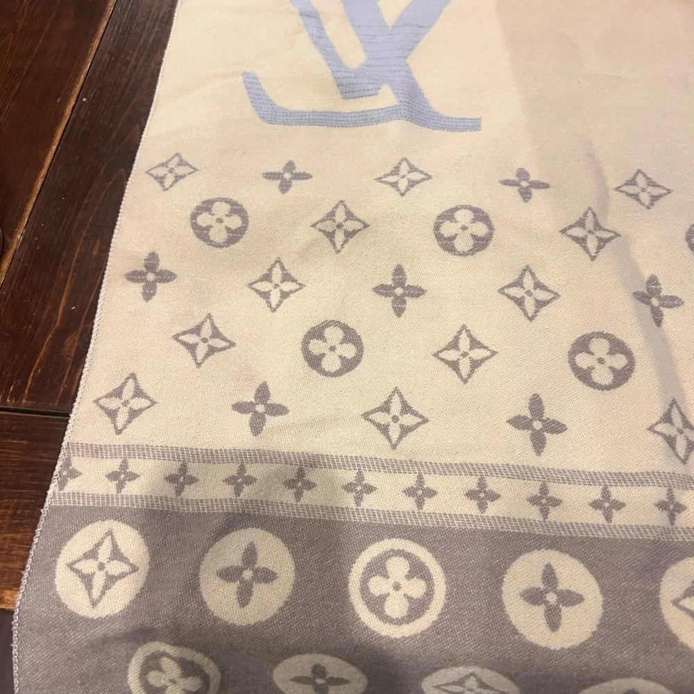 Beautiful New Louis Vuitton Pink & Blue with gray and Cream Large shaw - Picture 8 of 17